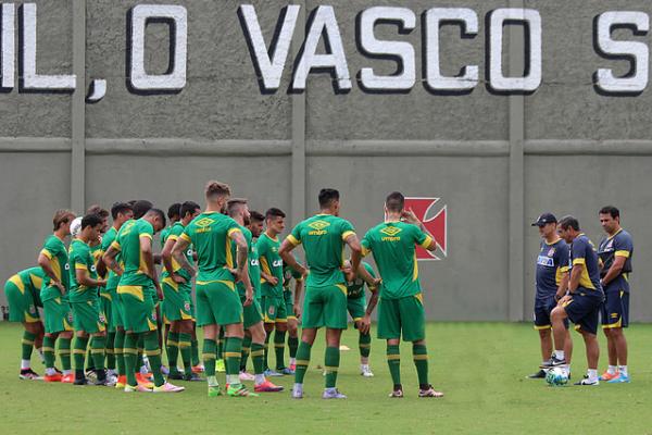 Jorginho e Zinho conversaram com o elenco no domingo