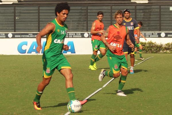 Douglas Luiz deve retornar ao time contra o Bragantino
