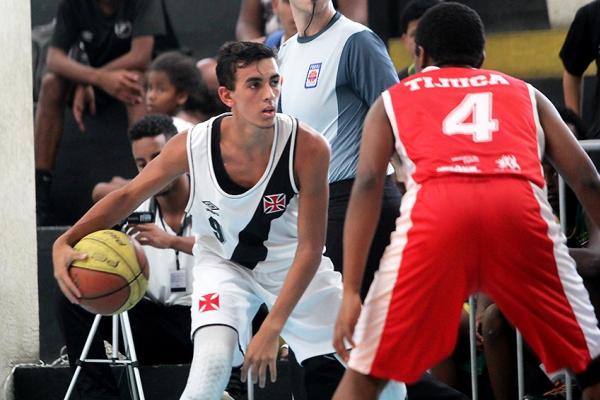 Capito Leonardo tenta superar o marcador adversrio