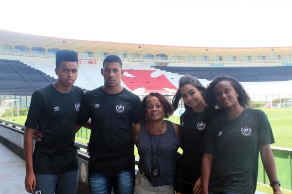 Vascanos posam com Solange Chagas, coordenadora de atletismo