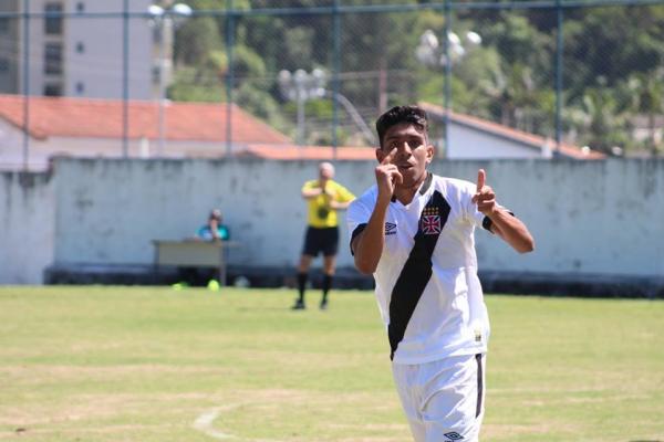 Felipe Rafael comemora gol no Brasileiro