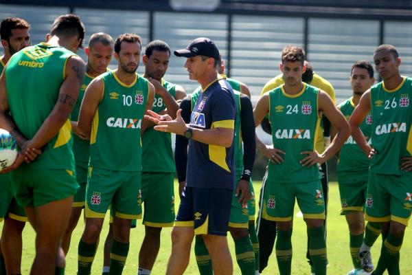 Jorginho conversa com os jogadores durante o treino