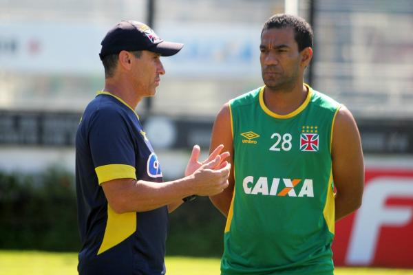 Jorginho conversa com o capito Rodrigo
