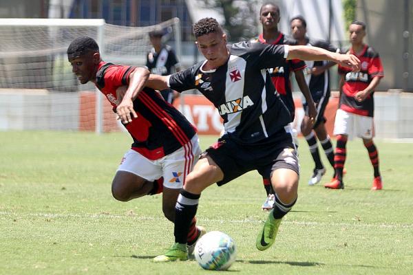 Paulinho no teve grandes chances no ataque