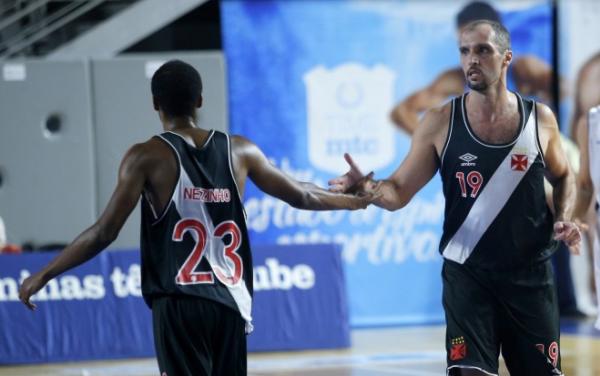 Aps cinco meses de espera, o torcedor vascano viu o seu time estrear no NBB CAIXA com uma vitria emocionante sobre o Minas