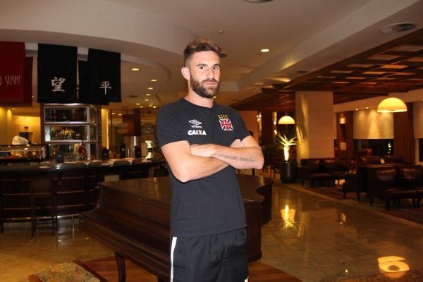 Bruno Gallo posa no hotel onde a delegao est hospedada