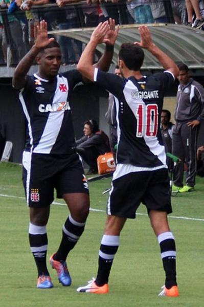 Thalles comemora com Nen o gol sobre o Bragantino
