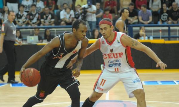 Aos 35 anos, Nezinho  uma das principais referncias do time do Vasco