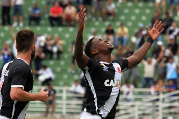 Thalles comemora seu gol contra o Bragantino