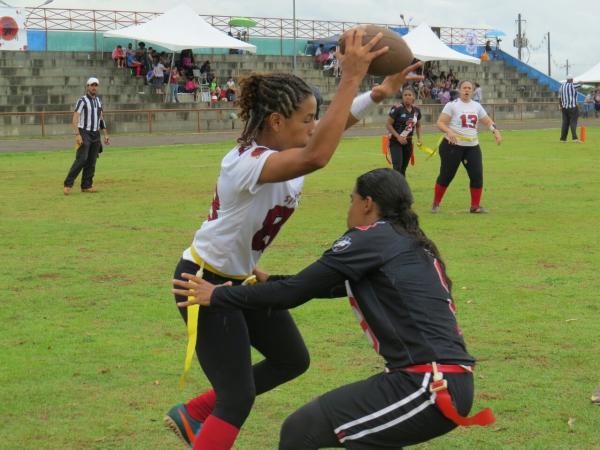 Jogadora do Alligators  bloqueada pela vascana