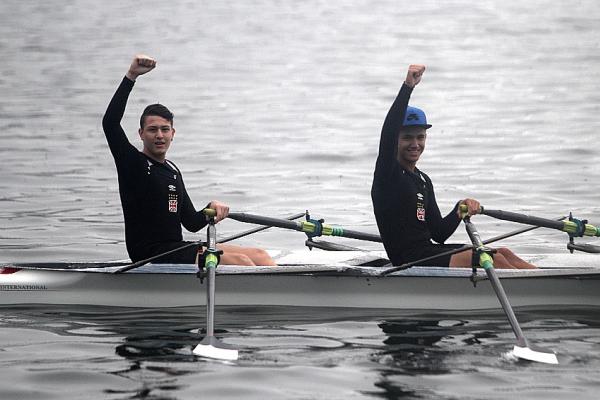 Breno Moraes e Gabriel Moreira comemoram vitria no double skiff infantil