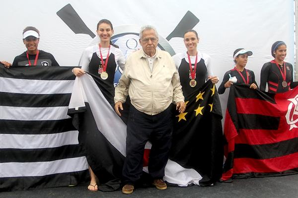 Presidente Eurico Miranda premiou Yanka Britto e Fabiana Beltrame