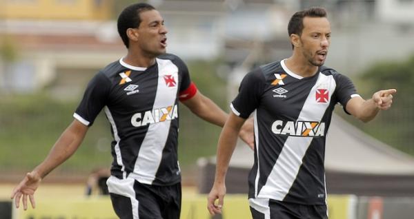 Nen corre com Rodrigo para comemorar o gol da vitria do Vasco diante do Bragantino