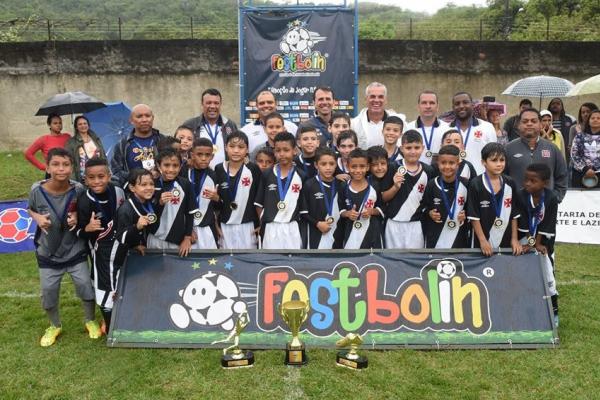 Vascanos posam com a taa aps o apito final