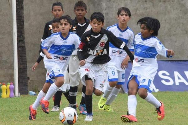 Miguel Abreu (cap) em ao contra o Olaria