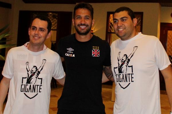 Gigantes posam ao lado do zagueiro Luan