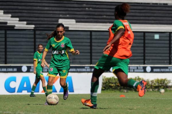 Carol Lage durante trabalho no campo de So Janurio