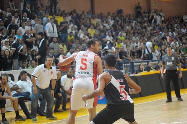 Christiano observa jogada na derrota para o Braslia