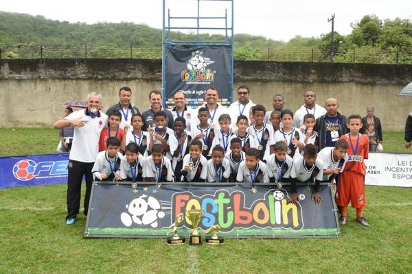 Meninos do Sub-10 comemoram o ttulo do Festbolin