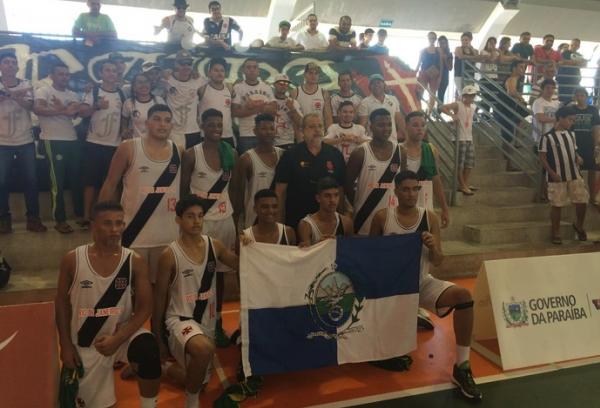 Time do Vasco foi tirar foto com a torcida aps a vitria