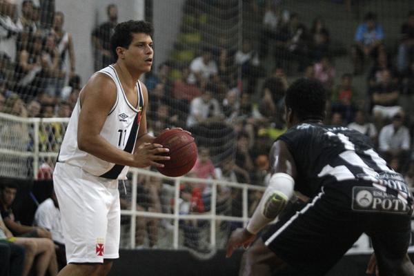 Marcellus em ao com a camisa do Vasco na atual temporada