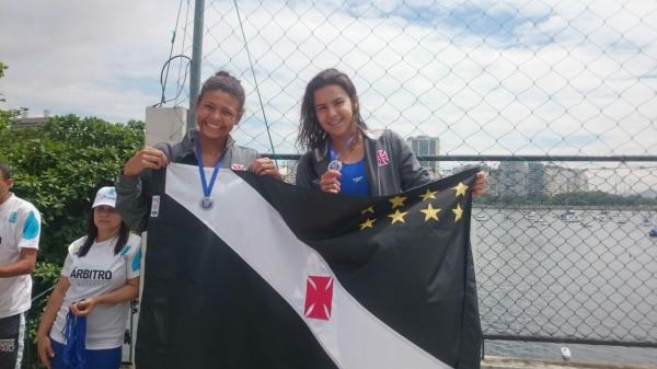 Teve dobradinha vascana na categoria infantil: Uini Veiga e Maria Rita sorriem no pdio