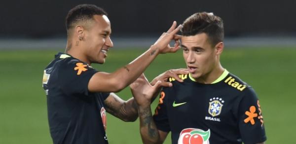 Amigos Neymar (e) e Philippe Coutinho brincam durante treino da seleo brasileira