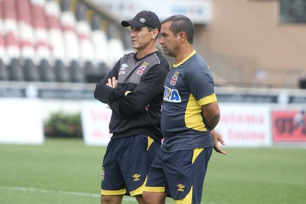 Jorginho observa treino ao lado de Zinho