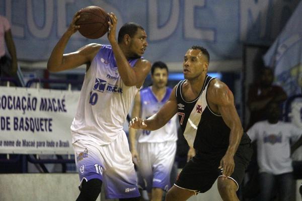 Wagner em ao contra o Maca, pelo Campeonato Estadual