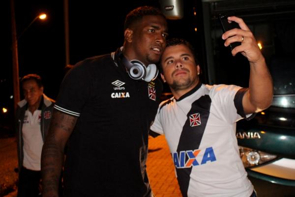 Thalles atende torcedor na chegada ao Hotel