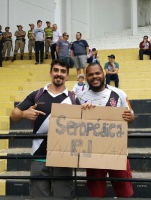 Rafael e Derik exibem cartaz com origem da jornada: viagem de 24 horas