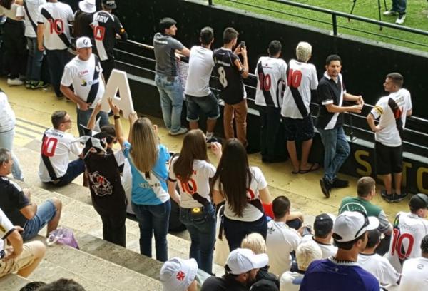 Menino exibe a letra A, indicando a Srie que espera que o Vasco esteja em 2017