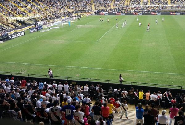 Torcedores observam sem reao a comemorao do Cricima no gol que selou derrota vascana
