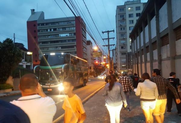 nibus do Vasco deixa estdio, ainda com torcedores observando