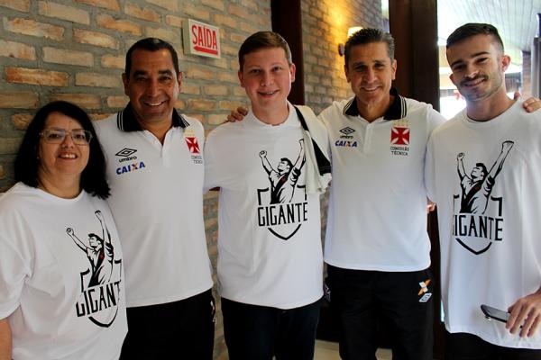 Gigantes posam ao lado dos tetracampees mundiais Zinho e Jorginho