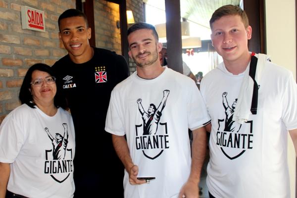 Cludia, Gabriel e Denner assediam o lateral Madson