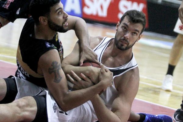 Murilo disputa bola com o adversrio