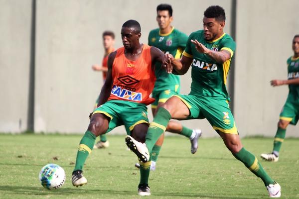 William disputa a bola com Lucas Barboza