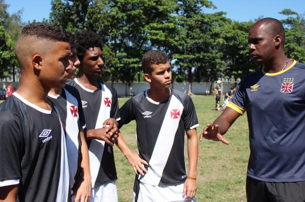 Treinador Thiago Melo orienta jogadores do sub-14