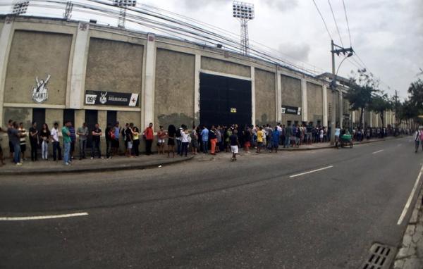 Enorme fila de torcedores em So Janurio