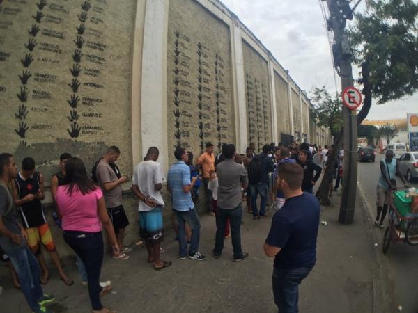 Torcedores tiveram de ter pacincia em So Janurio na fila