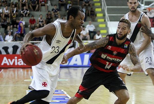 Nezinho, do Vasco, marcado de perto por Dawkins, do Vitria