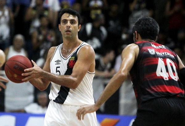 Hlio, do Vasco, em duelo contra o time do Vitria pelo NBB