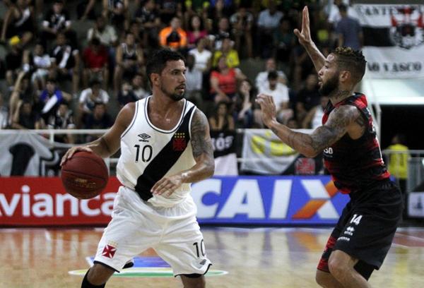 Vascano Palacios  acompanhado de perto no duelo contra o Vitria