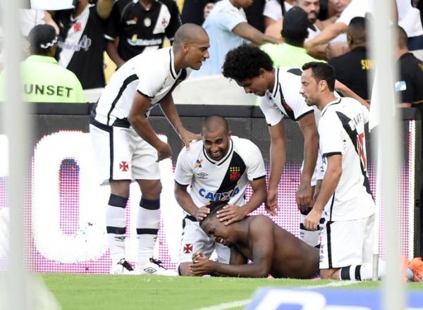 Thalles cai em prantos ao marcar o segundo gol do Vasco na vitria contra o Cear