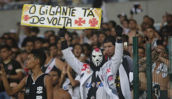 Torcida do Vasco durante o jogo que confirmou o acesso