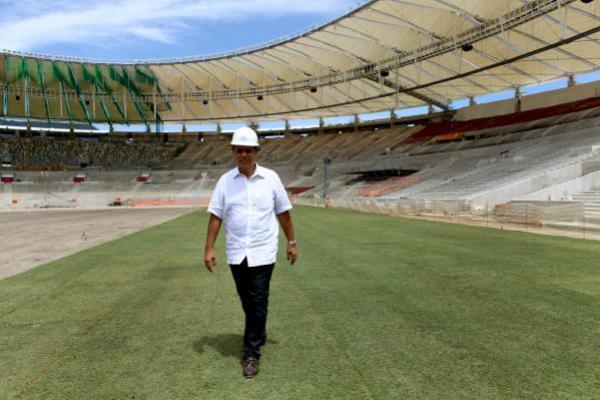 Pezo caminha pelo Maracan durante a reforma do estdio, em 2013: problema bilionrio com a Odebrecht