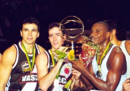 Demetrius levantando trofu de campeo com a camisa do Vasco