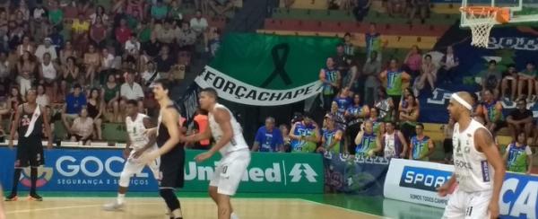 Torcedores bauruenses levaram faixas em homenagem  Chapecoense no ginsio Panela de Presso