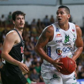 Hettsheimeir ao lado de Bruno Fiorotto: duplo-duplo e recorde pessoal